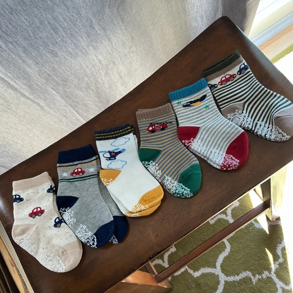 NWT Rative Non-Slip Socks Package of 6